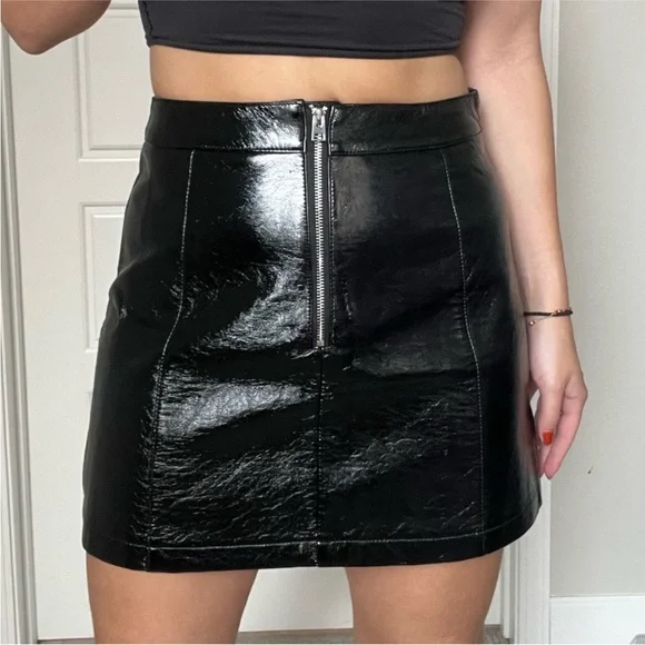 TOPSHOP Black Shiny PVC Fitted Mini Skirt with Front Zip - Picture 3 of 12